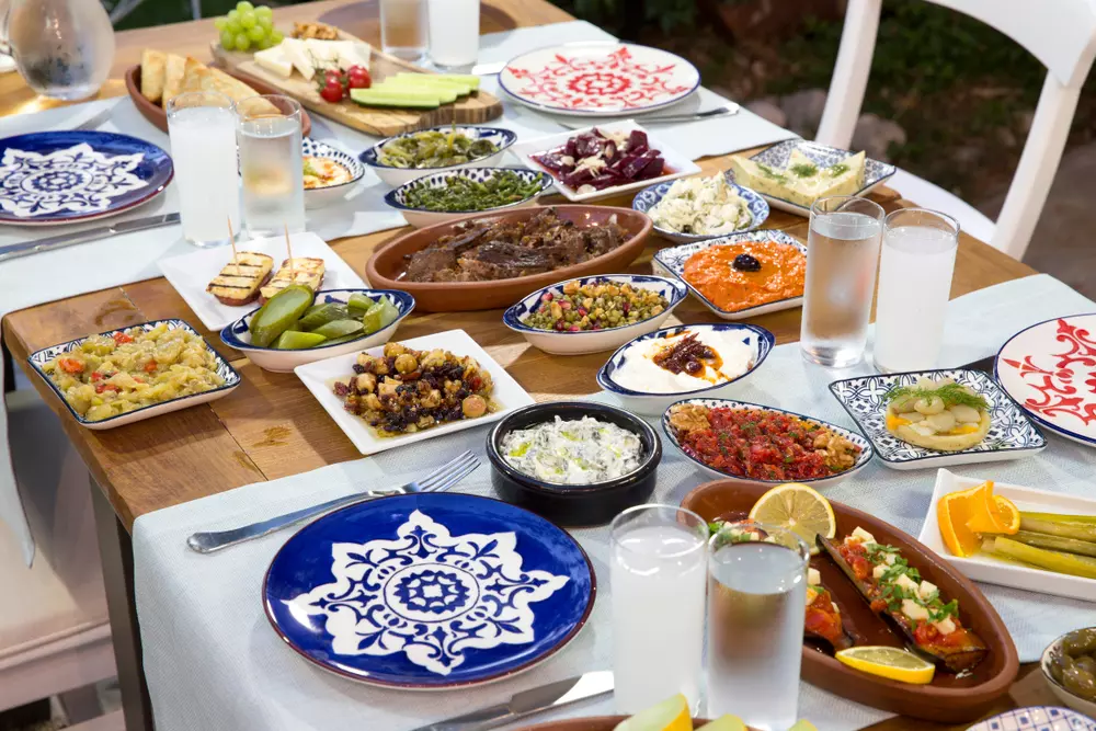 שולחן ארוחה יוונית